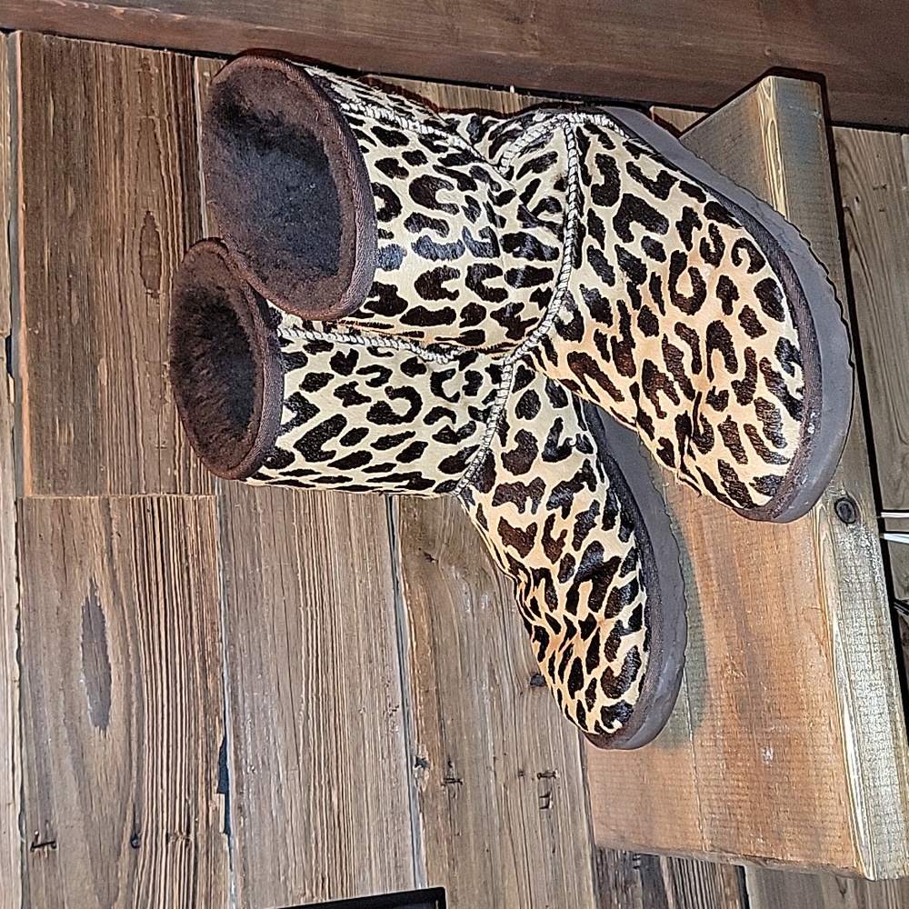 Size 10 women's UGG BOOTS Almost new worn 2 times CHEETAH PRINT No flaws